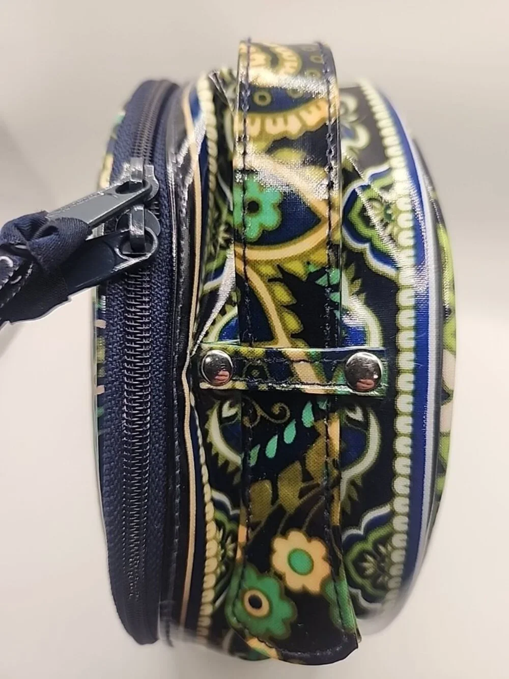 VERA BRADLEY Round Vinyl Makeup Bag Blue, Aqua & Green.